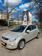 Hyundai I20 1.4 5-DRS AUTOMAAT lichtbruin + parkeersensoren!, Origineel Nederlands, Te koop, Zilver of Grijs, 5 stoelen