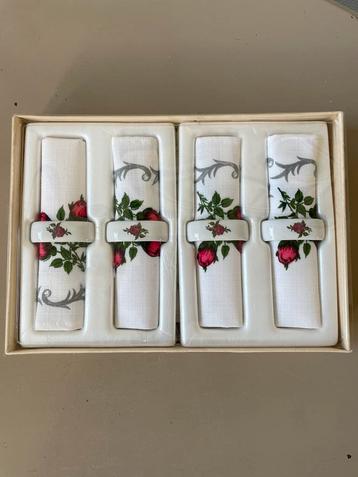 Vintage doos servetten en servetringen roos beschikbaar voor biedingen