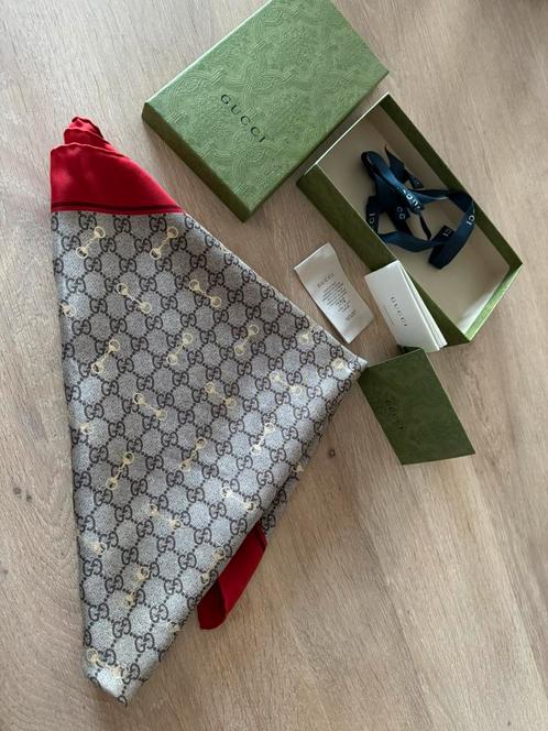 Gucci PRINT WITH HORSEBIT SILK CARRÉ 90x90, Kleding | Dames, Mutsen, Sjaals en Handschoenen, Zo goed als nieuw, Sjaal, Verzenden