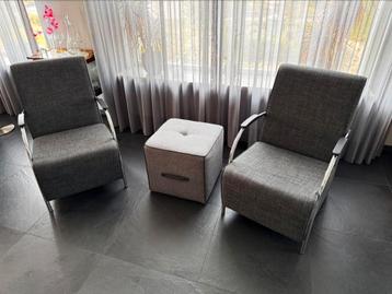 2 lichtgrijze fauteuils  beschikbaar voor biedingen