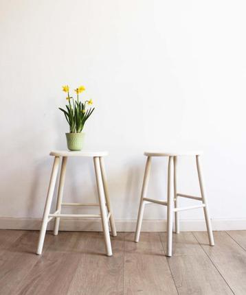 2 witte vintage krukjes. Houten retro tafeltjes / krukken  beschikbaar voor biedingen