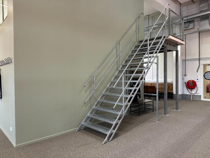 Magazijntrappen | Trappen | Stalen trappen, Boeken, Detectives, Ophalen