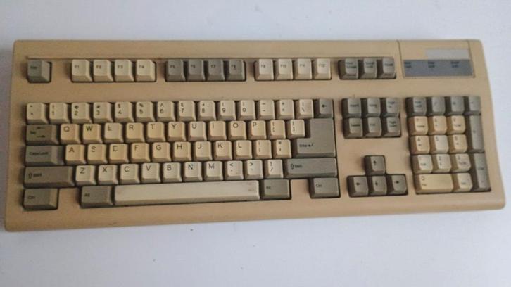 Oud toetsenbord - Defect, voor de liefhebber!, Computers en Software, Toetsenborden, Niet werkend, Qwerty, Bedraad, Ophalen