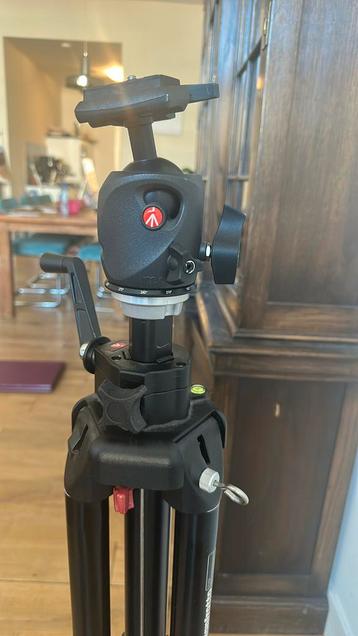 Robuust manfrotto statief 058B met balhoofd  beschikbaar voor biedingen