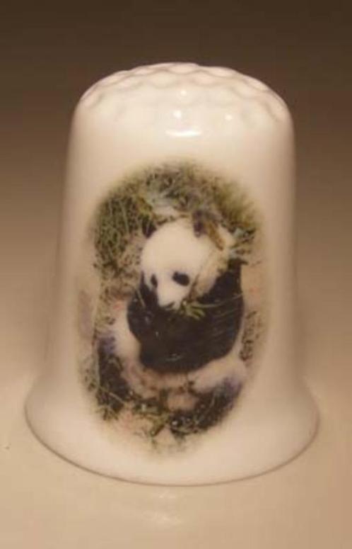 Panda eet een takje vingerhoedje, Verzamelen, Vingerhoedjes, Nieuw, Nederland, Porselein, Ophalen of Verzenden