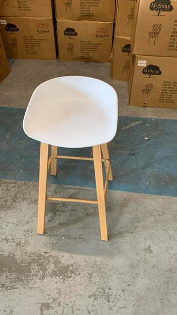 Witte barkruk kuipstoel 43x43x85,5 cm beschikbaar voor biedingen