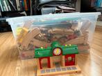 Grote ikea bak met brio rails en accessoires, Ophalen, Zo goed als nieuw