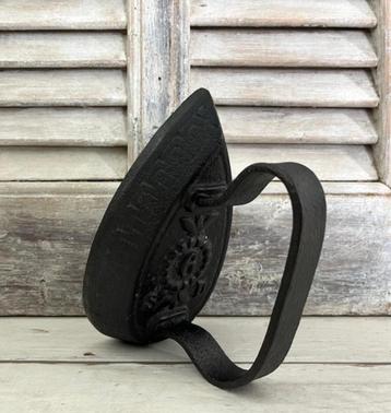 Gietijzeren strijkbout strijkijzer beschikbaar voor biedingen