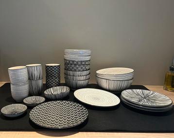 Zwart wit servies beschikbaar voor biedingen