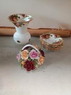 Royal Albert old country roses vaasje, petit four bordjes, Antiek en Kunst, Antiek | Servies los, Ophalen
