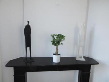 Twee kunstwerk beeldjes, man(zwart) + vrouw(wit), 57 cm hoog beschikbaar voor biedingen