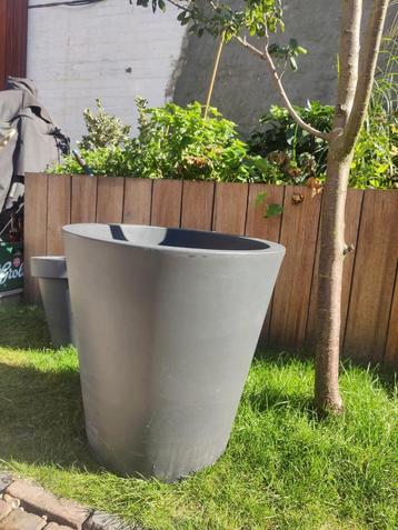 Grote Elho pot en medium pot beschikbaar voor biedingen