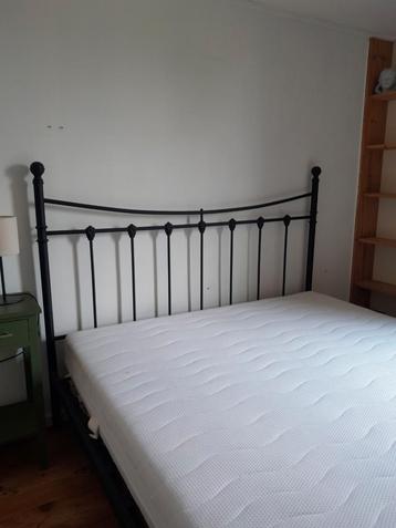 Zwart metalen bed.