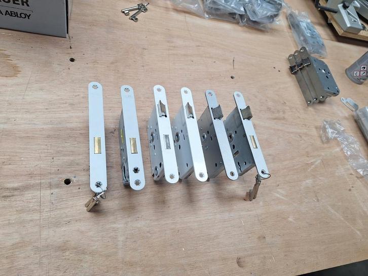 Diverse type sloten 1200 serie., Doe-het-zelf en Verbouw, Hang- en Sluitwerk, Nieuw, Slot, Rvs, Ophalen of Verzenden