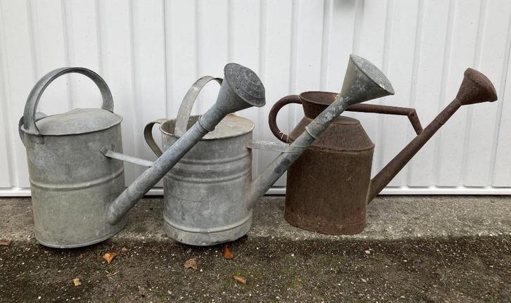 2x Brocante oude zinken gieter & 1 ijzeren Franse gieter, Tuin en Terras, Gieters, Gebruikt, Metaal, Ophalen of Verzenden