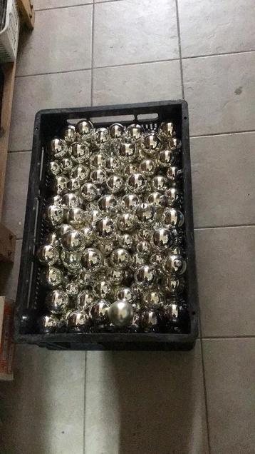 250 zilverkleurige glazen kerstballen beschikbaar voor biedingen