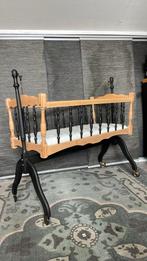 Vintage houten schommelwieg op wieltjes, Ophalen, Gebruikt, Wieg