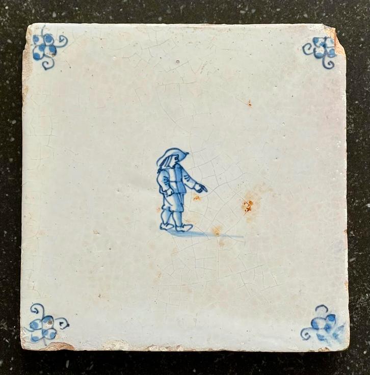Tegel, Delfts blauw, wijzende man / kinderspelen. 17e eeuw., Antiek en Kunst, Antiek | Wandborden en Tegels, Verzenden
