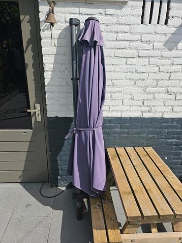 Zweefparasol -incl voet en verzwaartegels.Zo goed als nieuw! beschikbaar voor biedingen