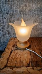Vintage Tulp Tafellamp van Melkglas. Houten voet., Ophalen of Verzenden, Zo goed als nieuw, Glas, Minder dan 50 cm