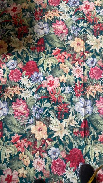 Katoen met patroon van bloemen beschikbaar voor biedingen