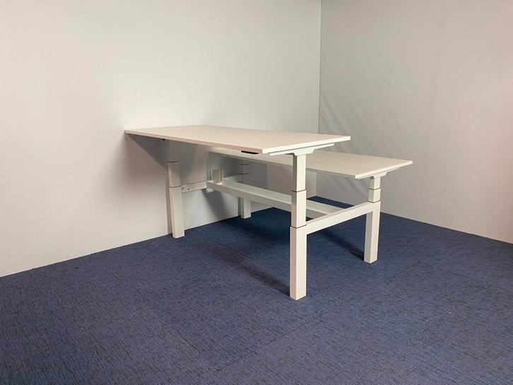 2 x Bench zit/sta bureau Voortman (elektrisch) 160 x 170 cm., Huis en Inrichting, Bureaus, Gebruikt, Stabureau, Elektrisch, In hoogte verstelbaar