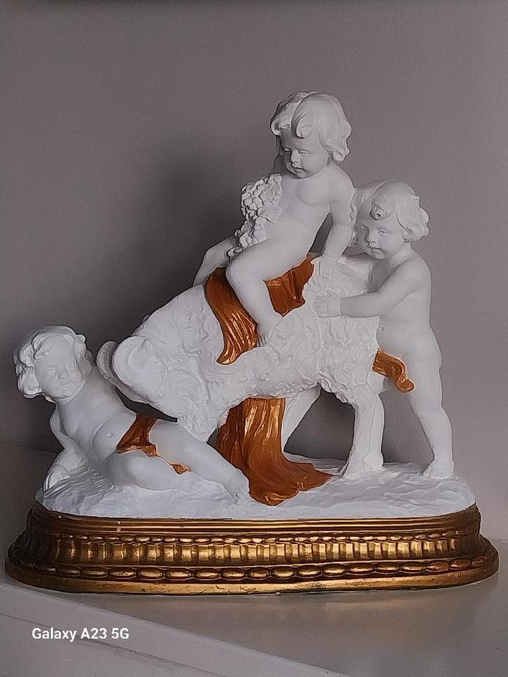 Antieke gipsen putti met ram polychroom beeld 19e eeuw 48 cm, Antiek en Kunst, Kunst | Beelden en Houtsnijwerken, Ophalen of Verzenden
