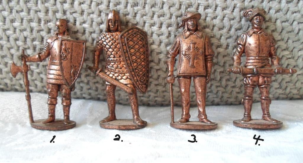 Ferrero metalen figuurtjes. (4). Zie omschrijving, Verzamelen, Verrassingseieren, Ophalen of Verzenden, Zo goed als nieuw, Overige typen