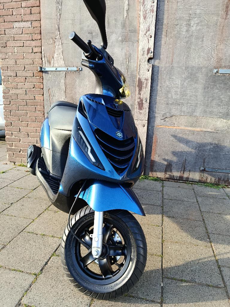 Piaggio Zip als nieuw!, Fietsen en Brommers, Scooters | Piaggio, Zo goed als nieuw, Zip, Maximaal 25 km/u, Benzine, Ophalen