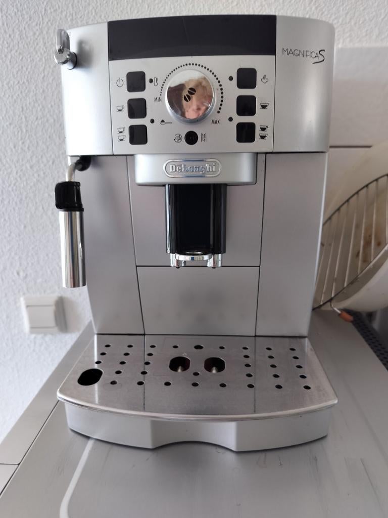 Goed werkende Delonghi Magnifica S koffiemachine, Witgoed en Apparatuur, Koffiezetapparaten, Ophalen