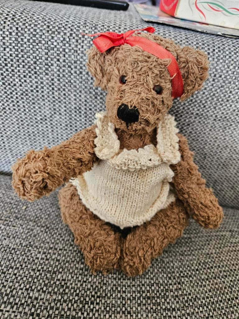 Oud beertje met jurkje en rood lintje, Verzamelen, Ophalen of Verzenden