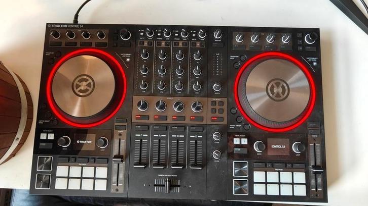 Native Instruments Traktor Kontrol S4 MK3 DJ Controller, Muziek en Instrumenten, Dj-sets en Draaitafels, Zo goed als nieuw, Dj-set