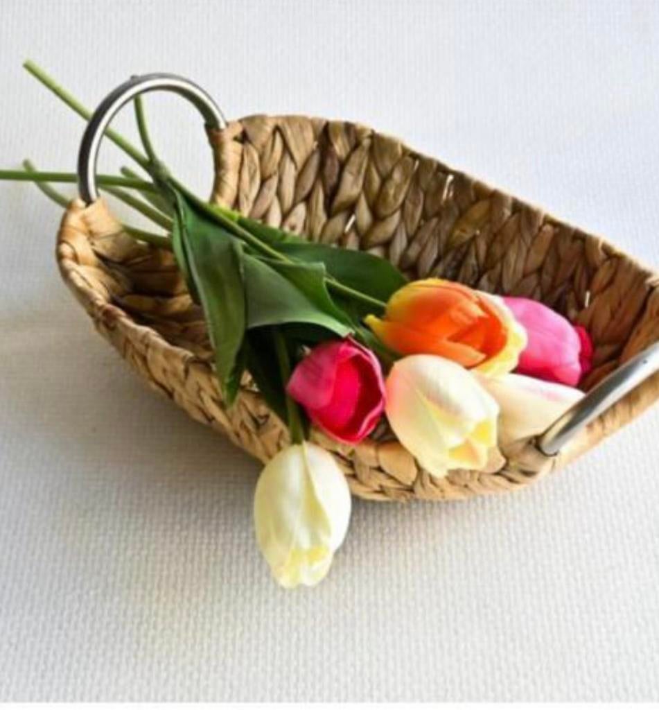 Decoratieve mand rotan met metalen grepen, Huis en Inrichting, Woonaccessoires | Schalen en Manden, Ophalen of Verzenden