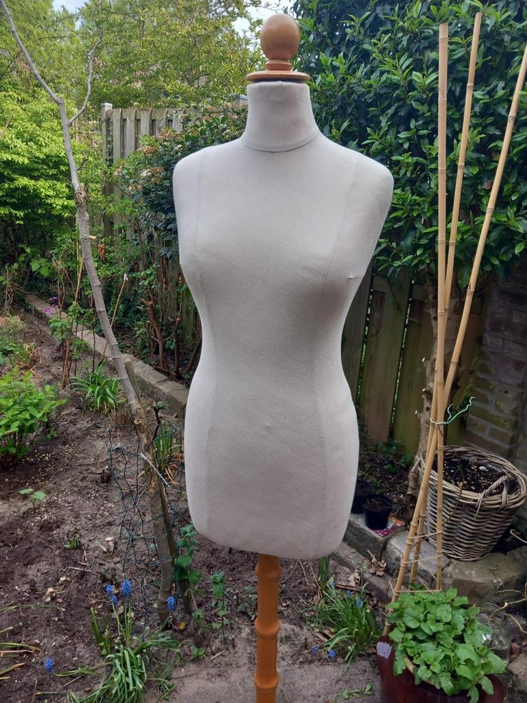 Paspop op mooie houten voet, Hobby en Vrije tijd, Naaien en Fournituren, Ophalen, Gebruikt, Paspop