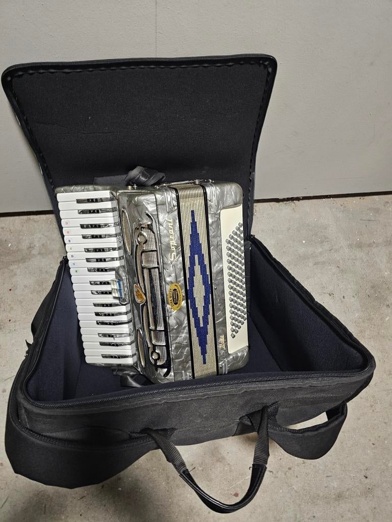 Soprani Accordeon met Koffer - Zo goed als nieuw, Muziek en Instrumenten, Accordeons, 48-bas, Scandalli, Met koffer, Zo goed als nieuw