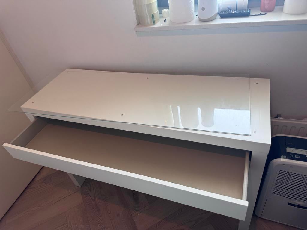 Ikea Malm make-up tafel / kaptafel met glasplaat, Huis en Inrichting, Tafels | Kaptafels, Ophalen, Gebruikt, 100 tot 150 cm, Minder dan 100 cm