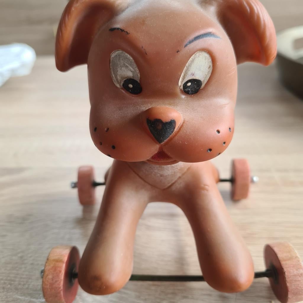 Bruin hondje op wieltjes vintage pieper, Ophalen of Verzenden, Jongen of Meisje