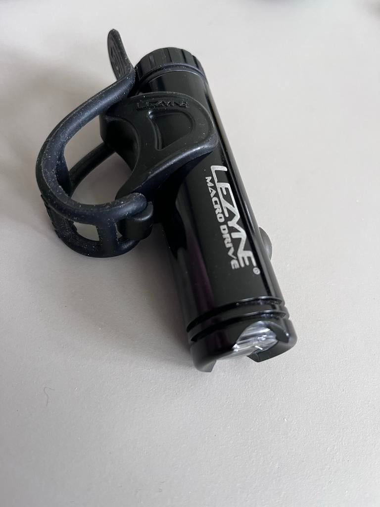 Lezyne Macro Drive 300 lumen oplaadbare fietslamp, Gebruikt, Voorlicht, Ophalen of Verzenden, Oplaadbaar