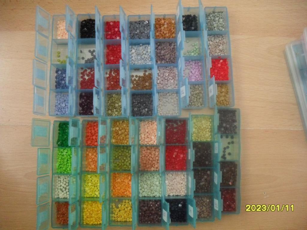 7 Doosjes met 24 potjes, waarvan 4 gevuld met DP steentjes, Ophalen of Verzenden, Nieuw, Diamond painting