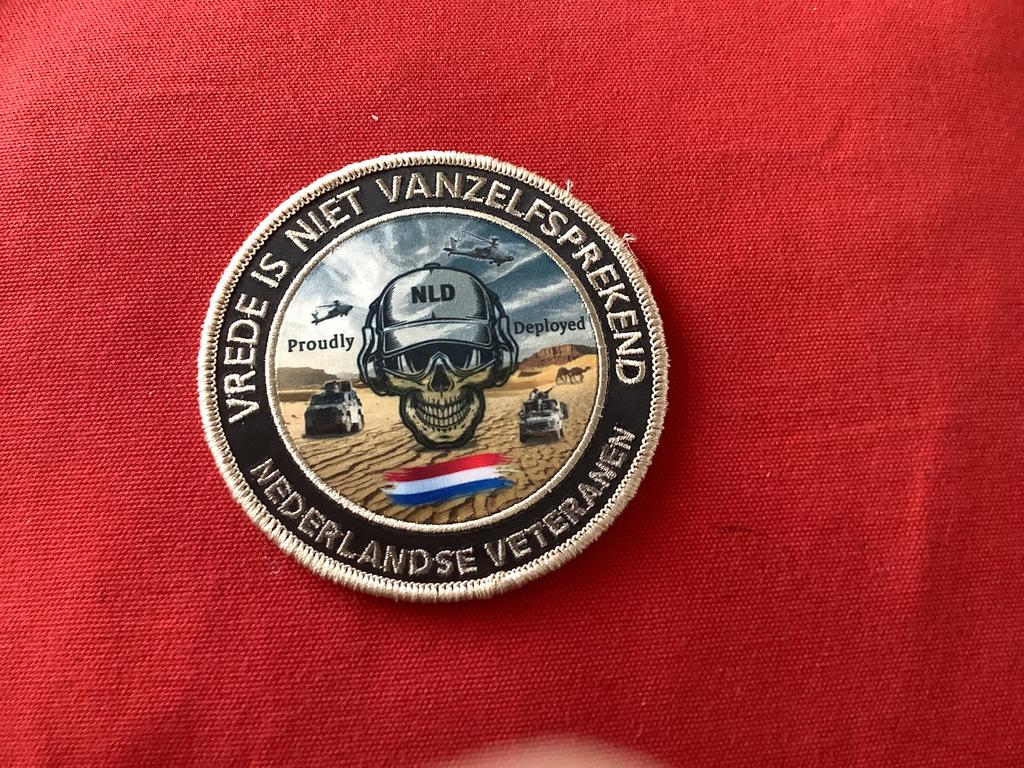Badge vanNL Veteranen met velcro, Verzamelen, Ophalen of Verzenden, Landmacht, Nederland, Embleem of Badge