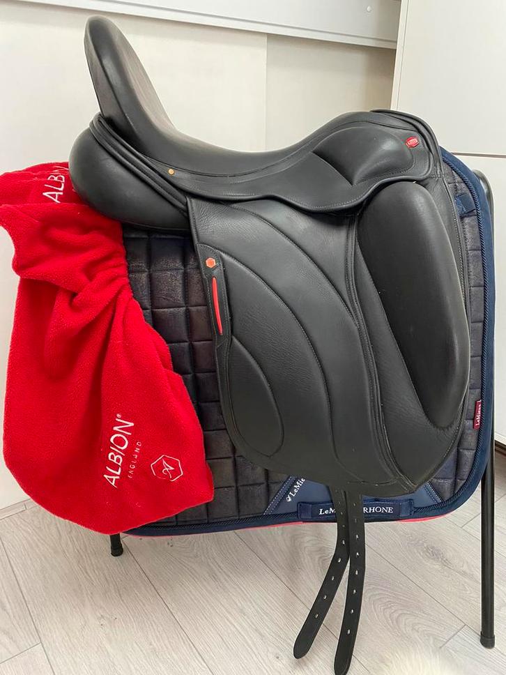 Albion Revelation 17,5/MW en FairFax dressuurzadels, Dieren en Toebehoren, Paarden en Pony's | Zadels, Zo goed als nieuw, Dressuur