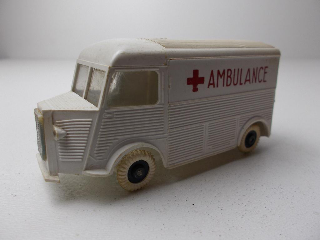 Jaren 60  PLASTIC CITROEN 1200 KG AMBULANCE No. 18. I.g.st., Ophalen of Verzenden, Zo goed als nieuw, Bus of Vrachtwagen, Overige merken