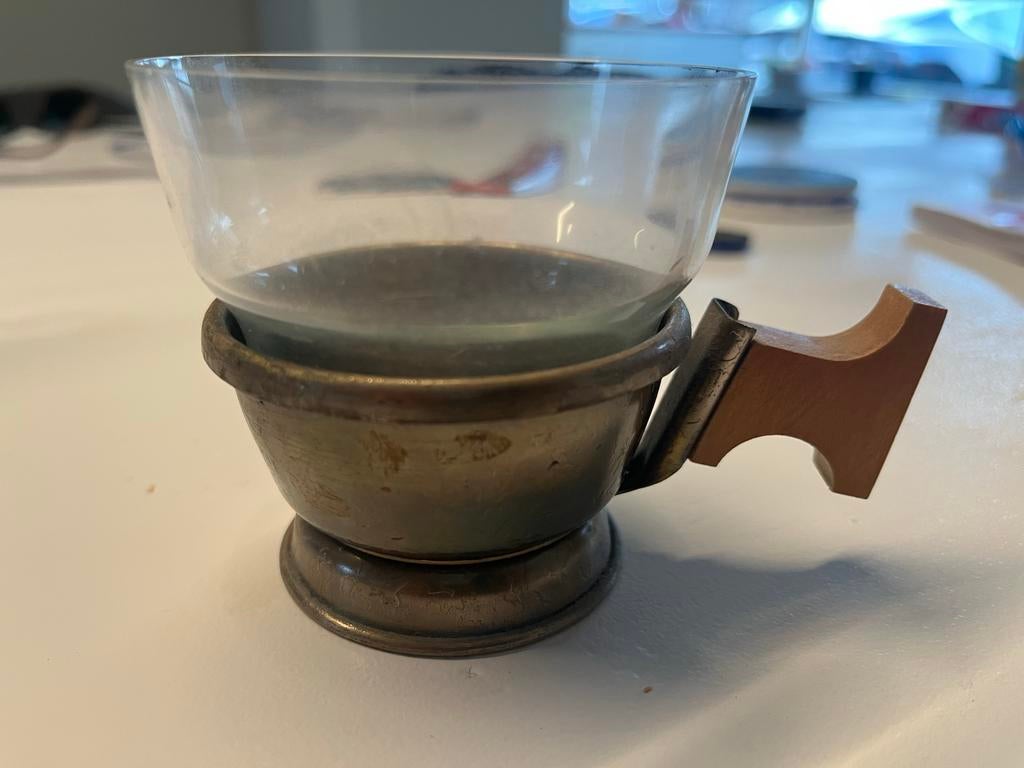 Vintage theeglazen set met metalen houders en houten handvat, Antiek en Kunst, Antiek | Glas en Kristal, Ophalen of Verzenden