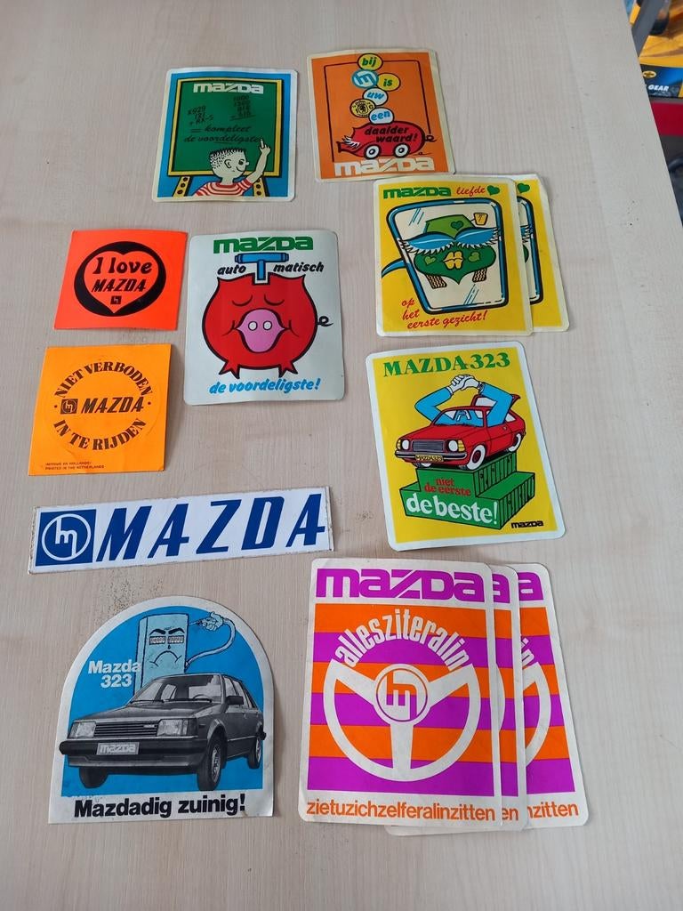 Mazda stickers uit de oude doos, vanaf 1970, voor de liefheb, Verzamelen, Ophalen of Verzenden, Zo goed als nieuw