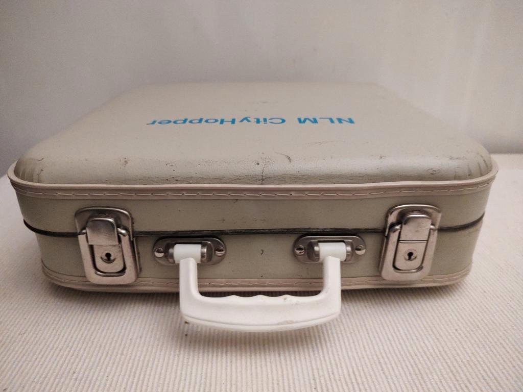 K427 VINTAGE NLM cityhopper stewardess koffer geperst karton, Overige materialen, Gebruikt, -, -