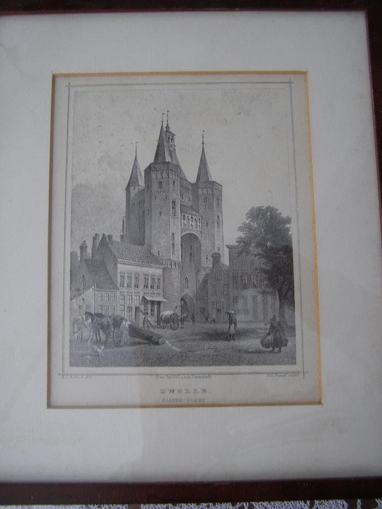 gravure Sassenpoort Zwolle uit 1858 ingelijst lijst 28x24 cm, Antiek en Kunst, Kunst | Etsen en Gravures, 28 cm, Stadsgezicht