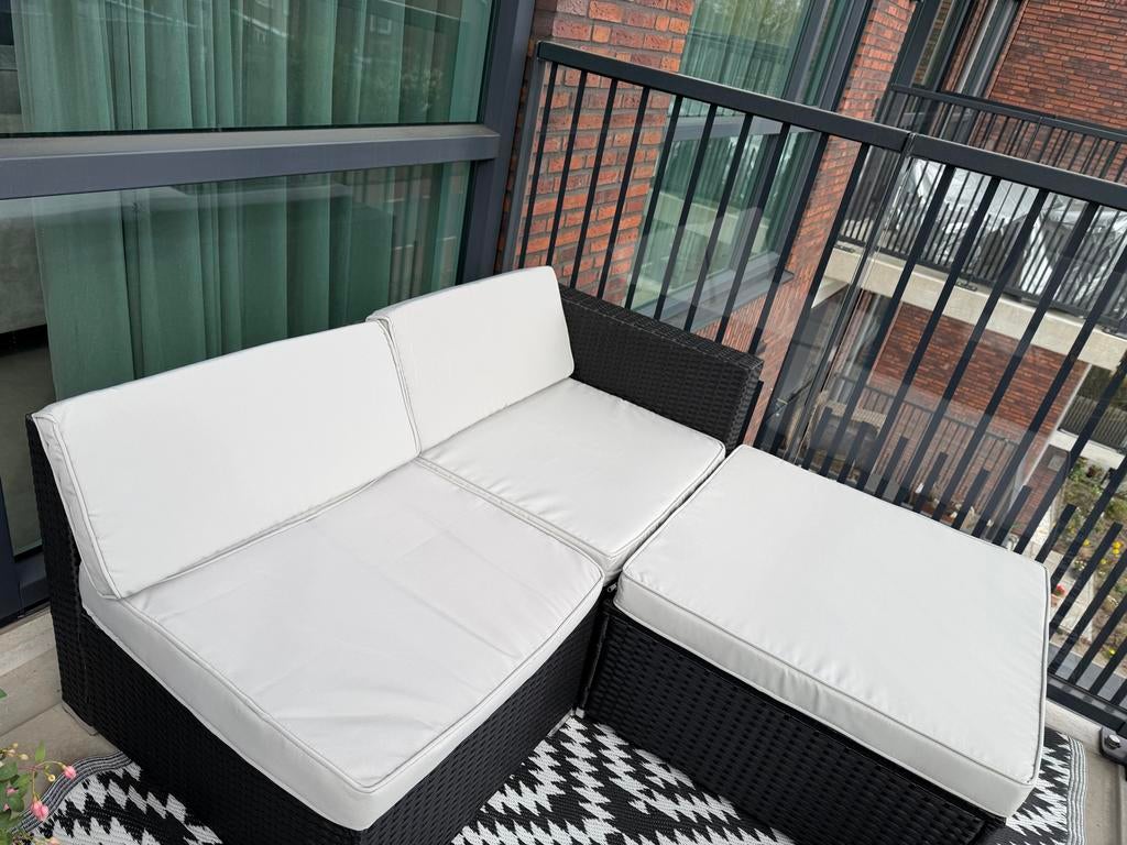 Zwarte loungeset met witte kussens en glazen tafel, Tuin en Terras, Tuinsets en Loungesets, Ophalen, 3 zitplaatsen, Zo goed als nieuw