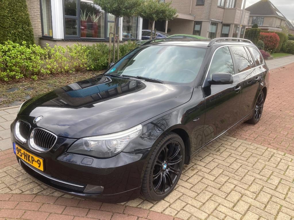 BMW 5-Serie 2.0 D 520 120KW Touring AUT 2009 Zwart, Auto's, Automaat, Euro 5, Achterwielaandrijving, Beige
