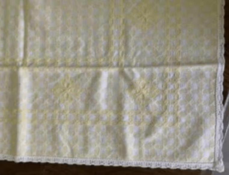 Geel-wit, handgeborduurd tafelkleed, tafellaken, kanten rand, Ophalen of Verzenden, Zo goed als nieuw, Vierkant, Binnen