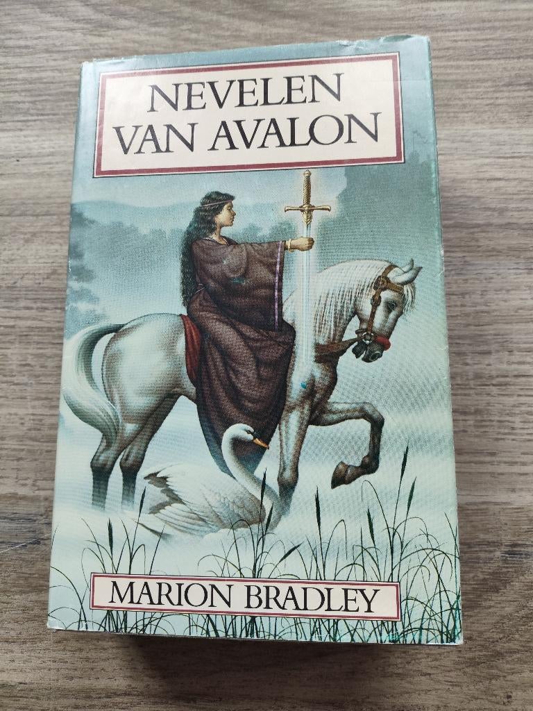 Nevelen van Avalon hardcover in nette staat, Boeken, Ophalen of Verzenden, Zo goed als nieuw